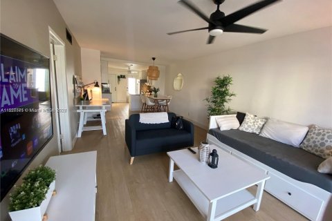 Condominio en venta en Hallandale Beach, Florida, 2 dormitorios, 97.55 m2 № 997851 - foto 21