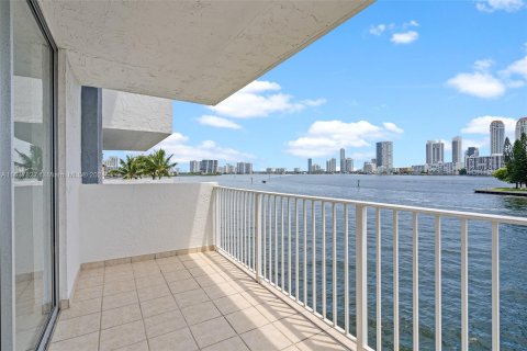 Condo in North Miami Beach, Florida, 2 bedrooms  № 1315628 - photo 10