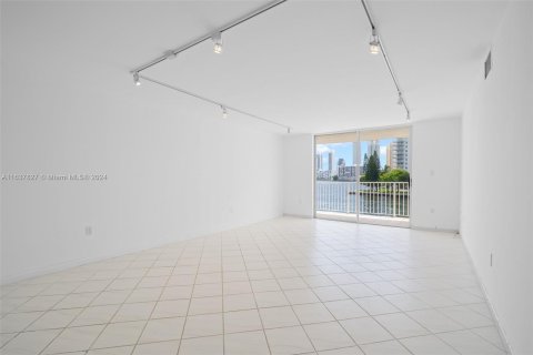 Condo in North Miami Beach, Florida, 2 bedrooms  № 1315628 - photo 25