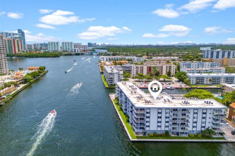 Condo in North Miami Beach, Florida, 2 bedrooms  № 1315628 - photo 15