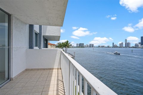 Condo in North Miami Beach, Florida, 2 bedrooms  № 1315628 - photo 11