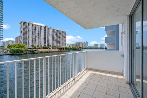 Condo in North Miami Beach, Florida, 2 bedrooms  № 1315628 - photo 12