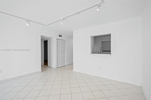 Condo in North Miami Beach, Florida, 2 bedrooms  № 1315628 - photo 23