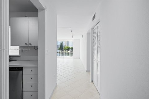 Condo in North Miami Beach, Florida, 2 bedrooms  № 1315628 - photo 27