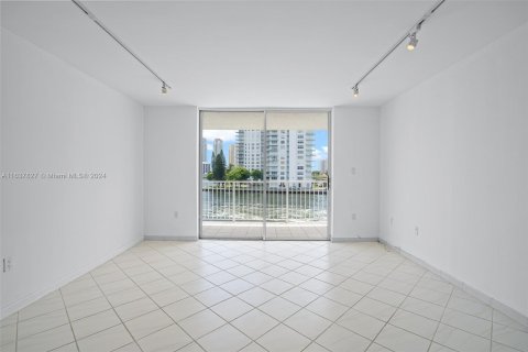 Condo in North Miami Beach, Florida, 2 bedrooms  № 1315628 - photo 26