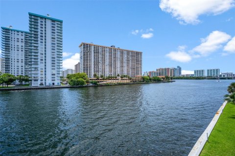 Condo in North Miami Beach, Florida, 2 bedrooms  № 1315628 - photo 14