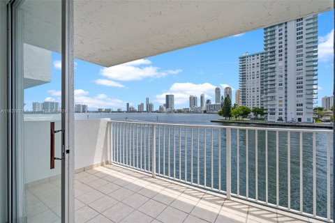 Condo in North Miami Beach, Florida, 2 bedrooms  № 1315628 - photo 21