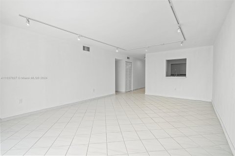 Condo in North Miami Beach, Florida, 2 bedrooms  № 1315628 - photo 22