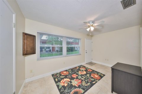 Condo in Saint Petersburg, Florida, 2 bedrooms  № 1369968 - photo 11