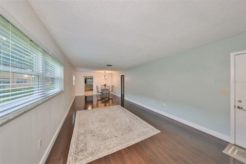 Condo in Saint Petersburg, Florida, 2 bedrooms  № 1369968 - photo 2