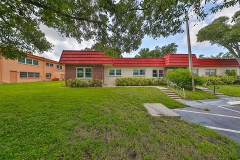 Condo in Saint Petersburg, Florida, 2 bedrooms  № 1369968 - photo 1