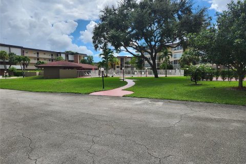 Condominio en venta en Lauderdale Lakes, Florida, 2 dormitorios, 85.66 m2 № 823016 - foto 20