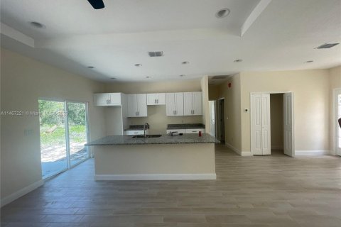 Casa en venta en Lehigh Acres, Florida, 3 dormitorios № 829761 - foto 4
