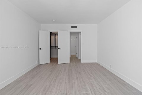 Condo in Miami Beach, Florida, 1 bedroom  № 1295133 - photo 30