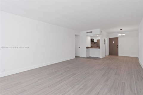 Condo in Miami Beach, Florida, 1 bedroom  № 1295133 - photo 16