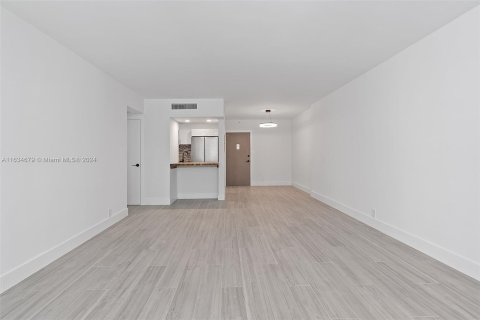 Condo in Miami Beach, Florida, 1 bedroom  № 1295133 - photo 17