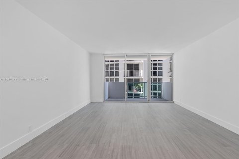 Condo in Miami Beach, Florida, 1 bedroom  № 1295133 - photo 11