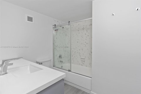 Condo in Miami Beach, Florida, 1 bedroom  № 1295133 - photo 22