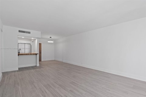 Condo in Miami Beach, Florida, 1 bedroom  № 1295133 - photo 18