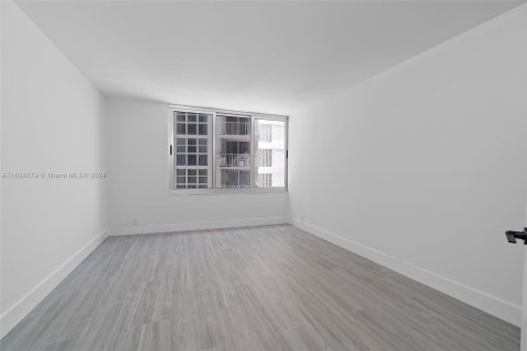 Condo in Miami Beach, Florida, 1 bedroom  № 1295133 - photo 25