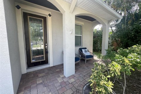 House in Tampa, Florida 4 bedrooms, 296.54 sq.m. № 1352936 - photo 2