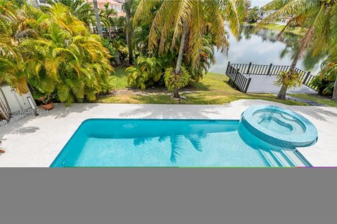 Casa en venta en Miami Lakes, Florida, 5 dormitorios, 348.29 m2 № 1185960 - foto 12