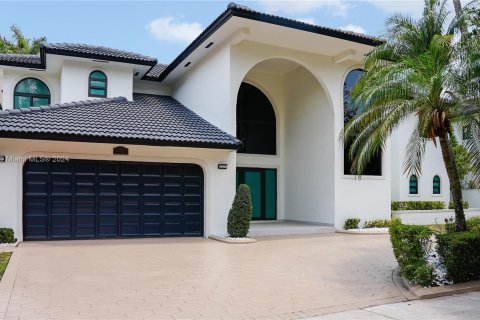 House in Miami Lakes, Florida 5 bedrooms, 348.29 sq.m. № 1185960 - photo 1