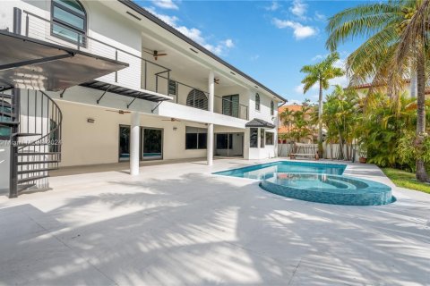 House in Miami Lakes, Florida 5 bedrooms, 348.29 sq.m. № 1185960 - photo 8