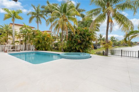 House in Miami Lakes, Florida 5 bedrooms, 348.29 sq.m. № 1185960 - photo 7