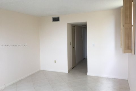 Condo in North Lauderdale, Florida, 1 bedroom  № 1332710 - photo 22