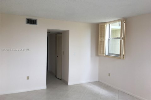 Condo in North Lauderdale, Florida, 1 bedroom  № 1332710 - photo 21