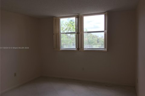 Condo in North Lauderdale, Florida, 1 bedroom  № 1332710 - photo 20