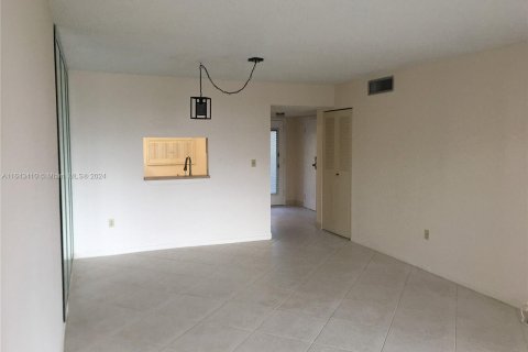 Condo in North Lauderdale, Florida, 1 bedroom  № 1332710 - photo 11