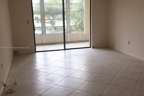 Condo in North Lauderdale, Florida, 1 bedroom  № 1332710 - photo 6