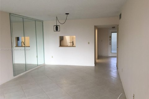 Condo in North Lauderdale, Florida, 1 bedroom  № 1332710 - photo 10