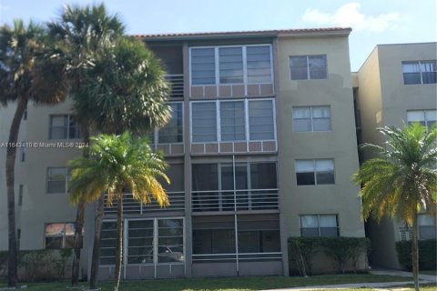 Condo in North Lauderdale, Florida, 1 bedroom  № 1332710 - photo 1