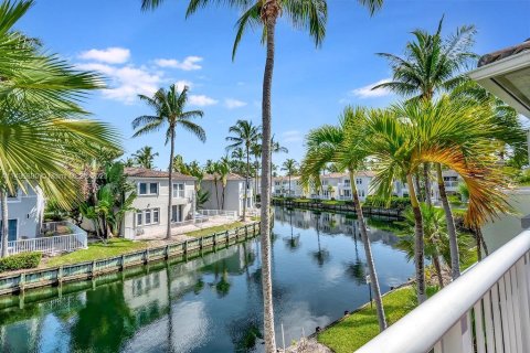 Villa ou maison à vendre à Aventura, Floride: 3 chambres, 215.07 m2 № 670123 - photo 12