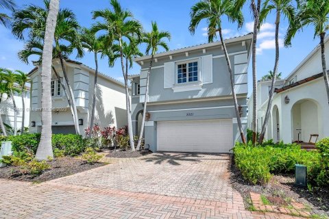 Villa ou maison à vendre à Aventura, Floride: 3 chambres, 215.07 m2 № 670123 - photo 1