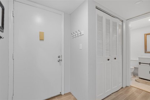 Condo in Lauderdale Lakes, Florida, 1 bedroom  № 1231445 - photo 9