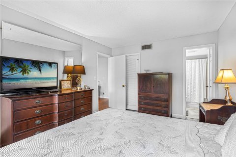 Condo in Lauderdale Lakes, Florida, 1 bedroom  № 1231445 - photo 12