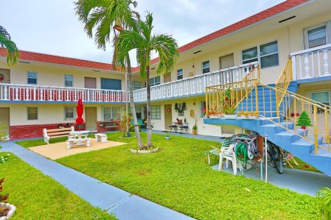 Condo in Hollywood, Florida, 1 bedroom  № 890452 - photo 13