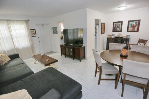 Condo in Hollywood, Florida, 1 bedroom  № 890452 - photo 16