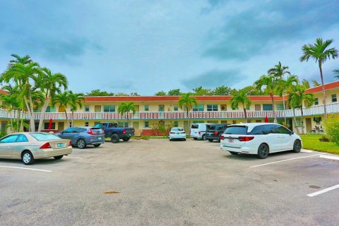 Condo in Hollywood, Florida, 1 bedroom  № 890452 - photo 14