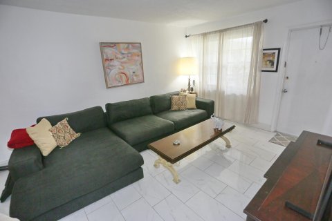 Condo in Hollywood, Florida, 1 bedroom  № 890452 - photo 19