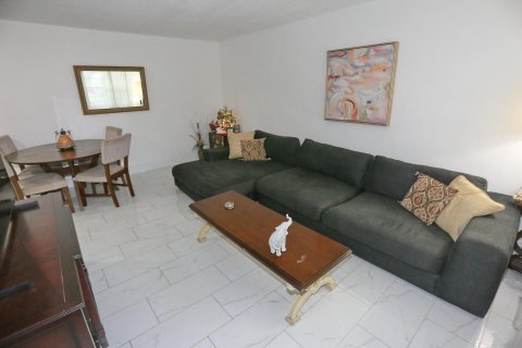 Condo in Hollywood, Florida, 1 bedroom  № 890452 - photo 12