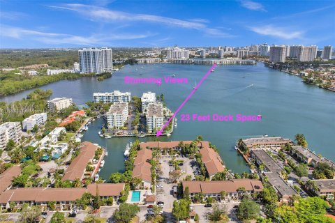 Touwnhouse à vendre à North Miami Beach, Floride: 3 chambres, 147.71 m2 № 1103820 - photo 1