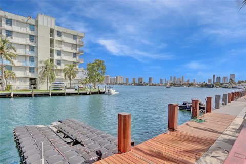 Touwnhouse à vendre à North Miami Beach, Floride: 3 chambres, 147.71 m2 № 1103820 - photo 6