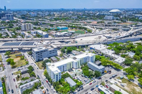 Propiedad comercial en venta en Miami, Florida № 1178720 - foto 10