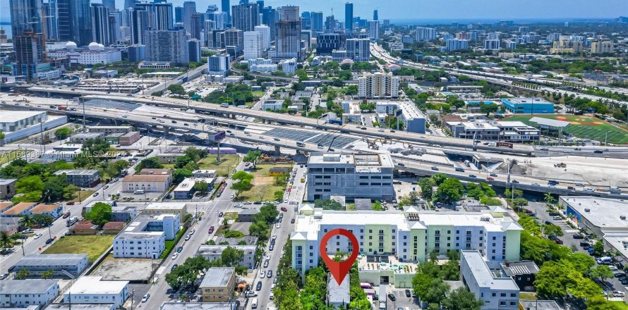 Commercial property in Miami, Florida № 1178720