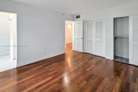 Condo in Miami Beach, Florida, 1 bedroom  № 1333012 - photo 12